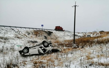 В Октябрьском районе 77-летний водитель опрокинул 