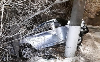 В Орске Тоyota Сorolla влетела в столб, тяжелые травмы получили два пассажира