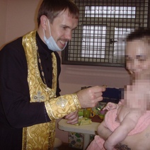 В оренбургском СИЗО покрестили маму и ее малыша