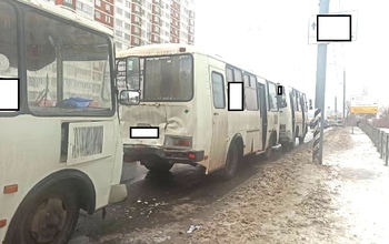 В Оренбурге на проспекте Победы столкнулись сразу три пассажирских ПАЗа