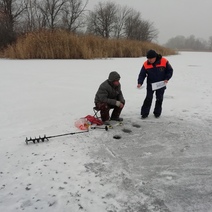 В Оренбурге на неокрепшем льду Урала сотрудники МЧС заметили больше 40 рыбаков