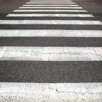 В поселке Переволоцкий возле ряда образовательных учреждений отсутствуют светофоры и разметка