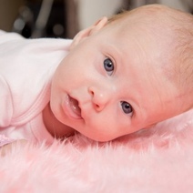 В Оренбурге пьяная женщина таскала грудничка за ногу вниз головой, малыша спасли соседи