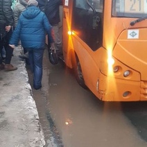 Оренбуржцы, ожидающие маршрутки, прыгают в автобусы по лужам