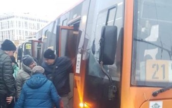 Оренбуржцы, ожидающие маршрутки, прыгают в автобусы по лужам