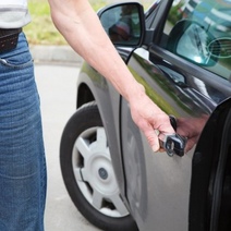 21-летняя жительница Соль-Илецка украла из машины родственника 83 000 рублей