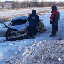 В Оренбуржье при столкновении трех автомобилей погибла женщина и пострадал ребенок (18+)