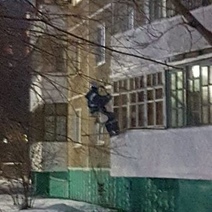 В Оренбурге рабочие красили балкон в 12-градусный мороз