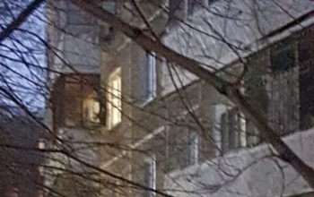В Оренбурге рабочие красили балкон в 12-градусный мороз