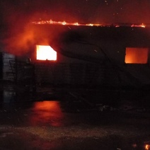 В Илеке тушат крупный пожар на территории хлебозавода