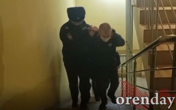 В Оренбурге в суд доставили второго убийцу из банды жестоких киллеров (18+)