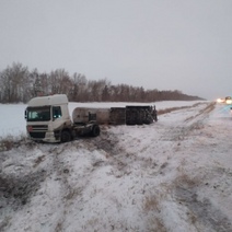Под Сорочинском в кювет слетела фура с прицепом