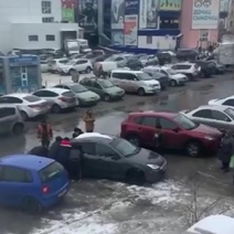 В Оренбурге неравнодушные вручную отодвинули авто, которое мешало проезду скорой