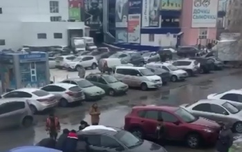 В Оренбурге неравнодушные вручную отодвинули авто, которое мешало проезду скорой