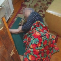 В Оренбурге спасатели вскрывали дверь квартиры, чтобы помочь упавшей бабушке