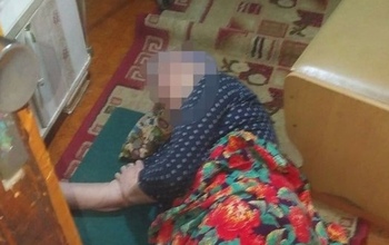 В Оренбурге спасатели вскрывали дверь квартиры, чтобы помочь упавшей бабушке