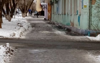 Летящей походкой: Улицы Оренбурга превратились в каток, и всё будет ещё хуже