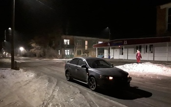 В Орске школьница, перебегая дорогу в неположенном месте, попала под колеса Mitsubishi