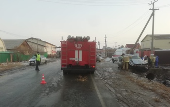 В Сакмарском районе спасатели деблокировали водителя из опрокинувшегося Рено