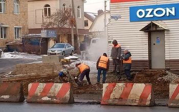 В Оренбурге дорожники приступили к выравниванию кривого тротуара на Туркестанской