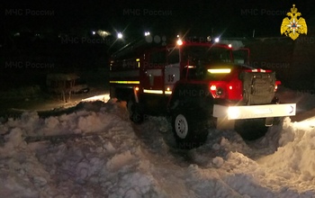 Под Соль-Илецком из-за заметенной дороги в кювет съехала машина 