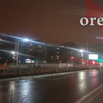 В Оренбурге из-за ДТП контактная троллейбусная сеть упала на авто и мокрую дорогу