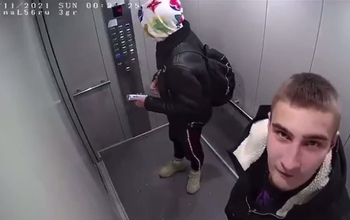 Установлена личность оренбуржца, плевавшего в лифте на камеру видеонаблюдения