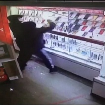 В Оренбурге двое мужчин дерзко ограбили салон сотовой связи