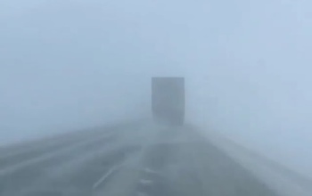 На некоторых трассах Оренбургской области из-за снегопада и плохой видимости затруднено движение