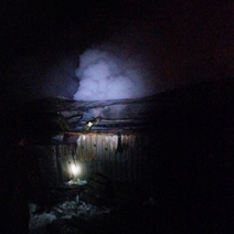 В Оренбуржье огонь с горящего дома мог перекинуться на дом пенсионеров