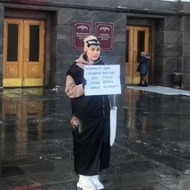 В Оренбурге у Дома Советов пикетирует многодетная мать