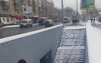 В Оренбурге забыли почистить от снега подземный переход на улице Маршала Жукова