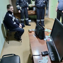 В Кувандыке грабитель средь бела дня на улице вырвал сумку из рук женщины