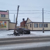 В Бугуруслане из-за гололёда водитель Рено протаранил столб