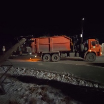 В Орске водитель КамАЗа снёс столб с проводами