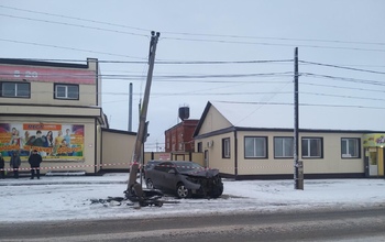 В Бугуруслане из-за гололёда водитель Рено протаранил столб