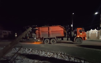 В Орске водитель КамАЗа снёс столб с проводами