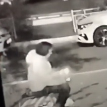 В Оренбурге нашедшая кошелек женщина отдала его хозяйке, успешно прикарманив деньги