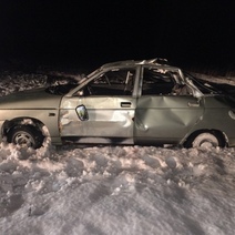 В Илекском районе «ВАЗ-21102» опрокинулся в кювет