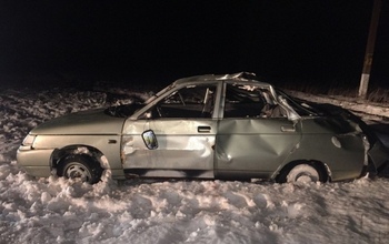 В Илекском районе «ВАЗ-21102» опрокинулся в кювет
