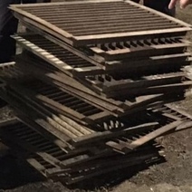 В Оренбурге воры под видом коммунальщиков похитили решетки для чистки обуви на 210 000 рублей