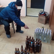 В Акбулаке полицейские изъяли у иностранца бутылки водки