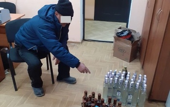 В Акбулаке полицейские изъяли у иностранца бутылки водки
