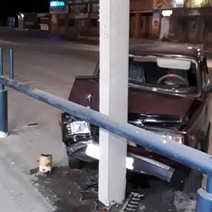 В Орске пьяный водитель ВАЗа без прав протаранил опору ЛЭП