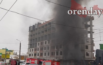 В Оренбурге на улице Терешковой вспыхнул пожар возле строящегося многоэтажного дома
