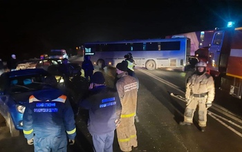 В Оренбурге в районе газзавода столкнулись автобус и две 