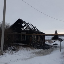 В Новосергиевском районе загоревшийся мусор уничтожил заброшенный дом