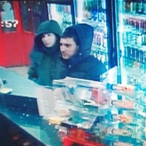 В Оренбурге разыскивают подозреваемых, расплатившихся в магазинах найденной картой