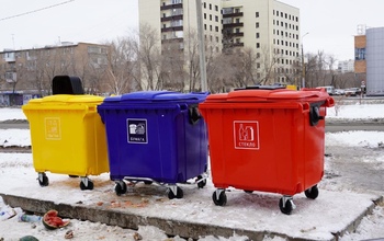 На мусорных площадках Оренбурга началась установка контейнеров для раздельного сбора отходов
