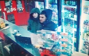 В Оренбурге разыскивают подозреваемых, расплатившихся в магазинах найденной картой